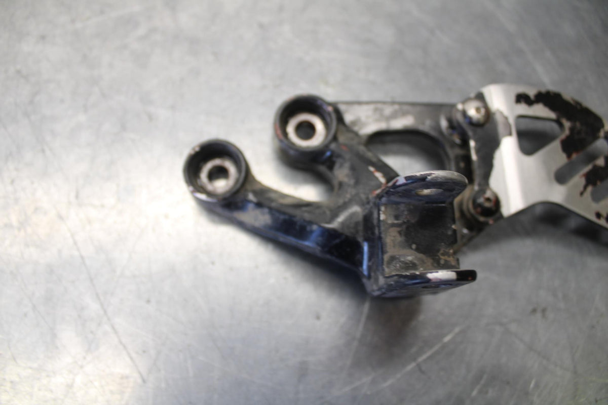 08-10 SUZUKI GSXR 600  LEFT REARSET  DRIVER FOOT PEG BRACKET MOUNT BB101 #B