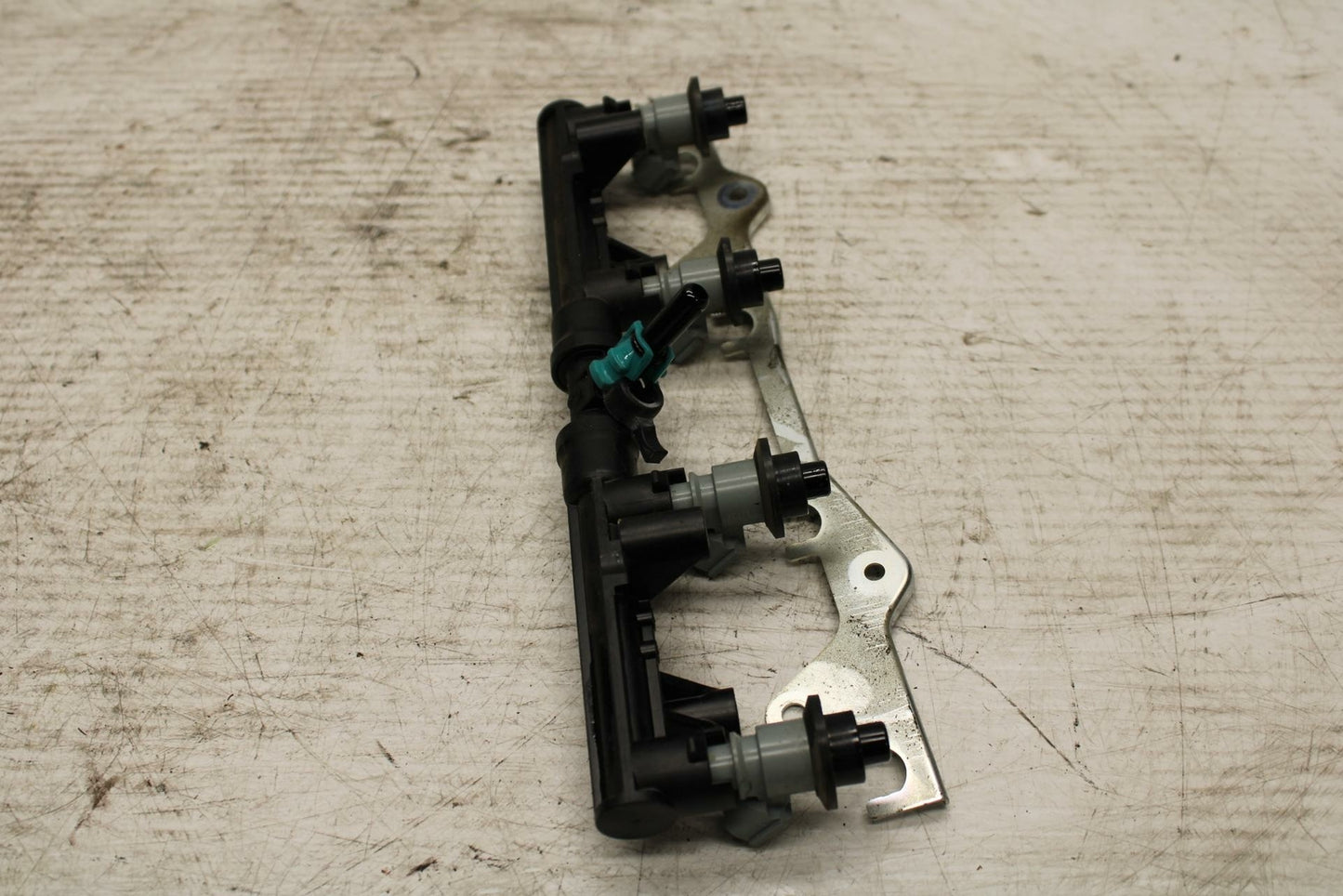 07-12 HONDA CBR600RR SECONDARY FUEL INJECTORS TOP AIRBOX GAS RAIL BB309