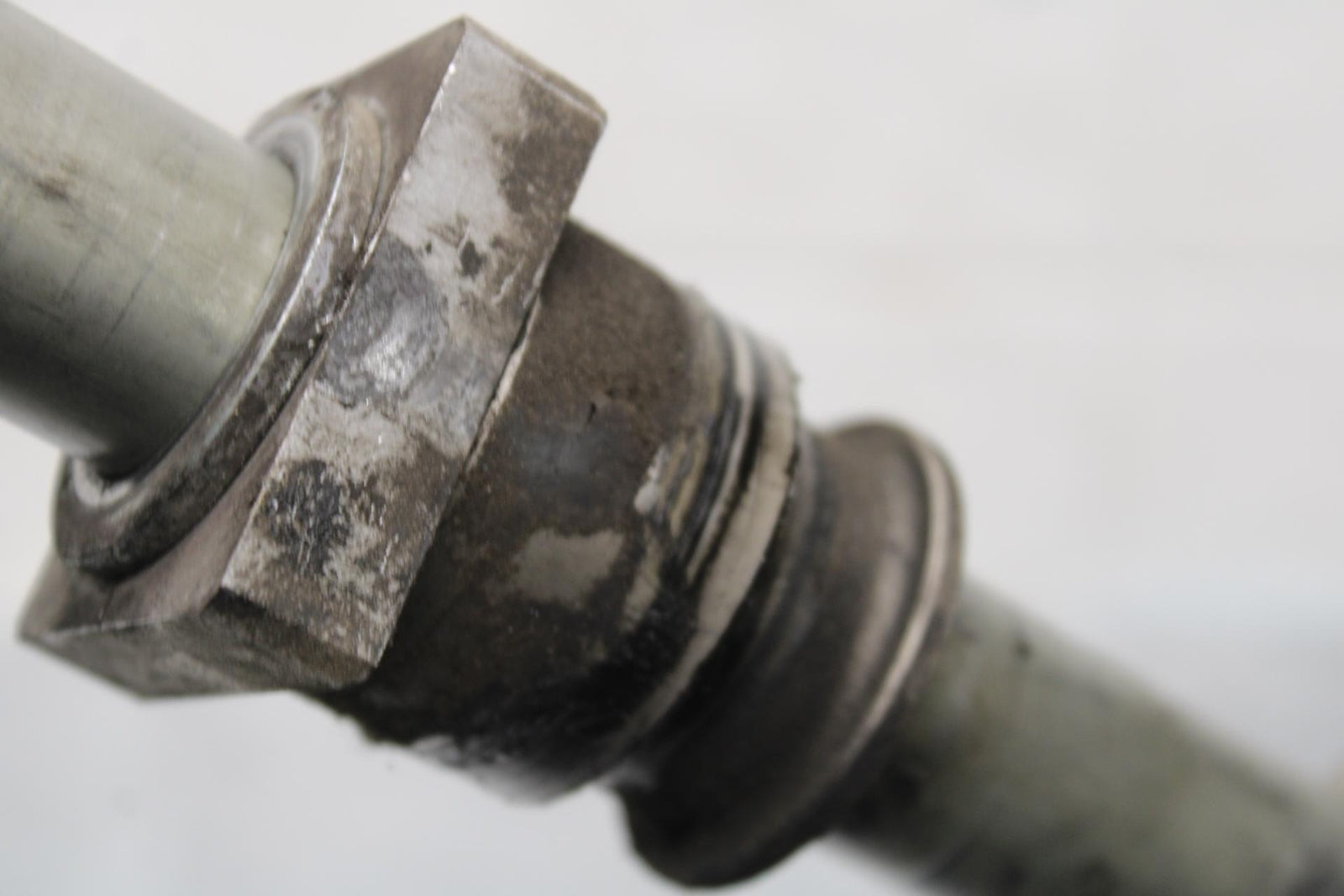 2011 Kawasaki Ninja ZX6R ZX600R REAR AXLE BACK WHEEL RIM PIVOT BOLT AXEL BB587