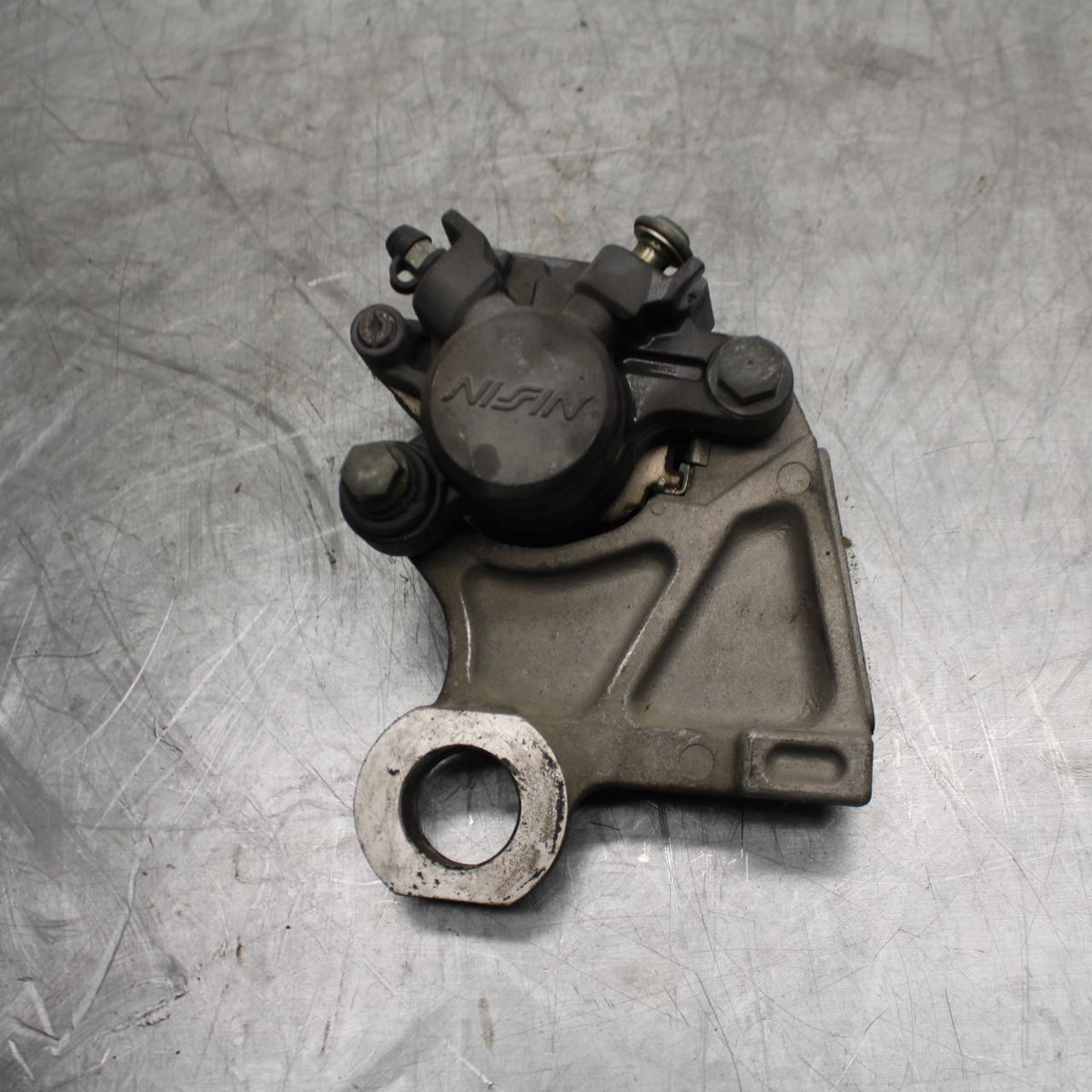 07 YAMAHA YZF R6 REAR BACK BRAKE CALIPER W MOUNT BRACKET 2C0-2580W-00-00 BB495