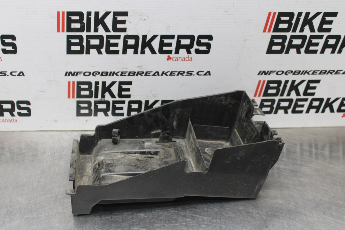 24 KAWASAKI NINJA 500 ABS REAR BACK TAIL UNDERTAIL BATTERY TRAY PLASTIC BB818