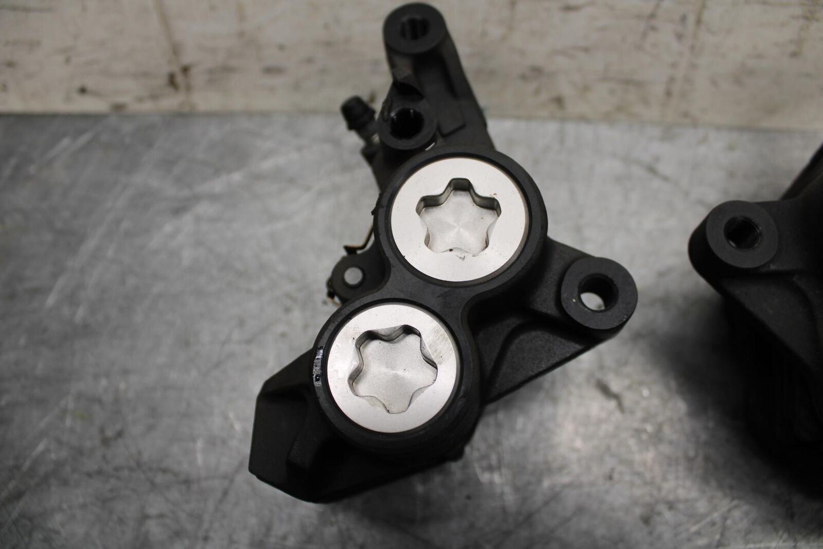2015 Yamaha FZ07 RIGHT LEFT FRONT BRAKE CALIPER SET PAIR CALIPERS BB531
