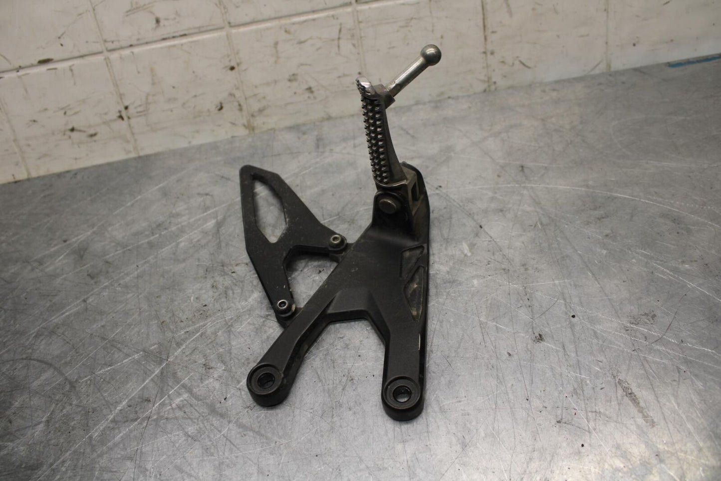 18 YAMAHA YZF R1  LEFT REARSET REAR SET DRIVER FOOT PEG REST STOP BB473
