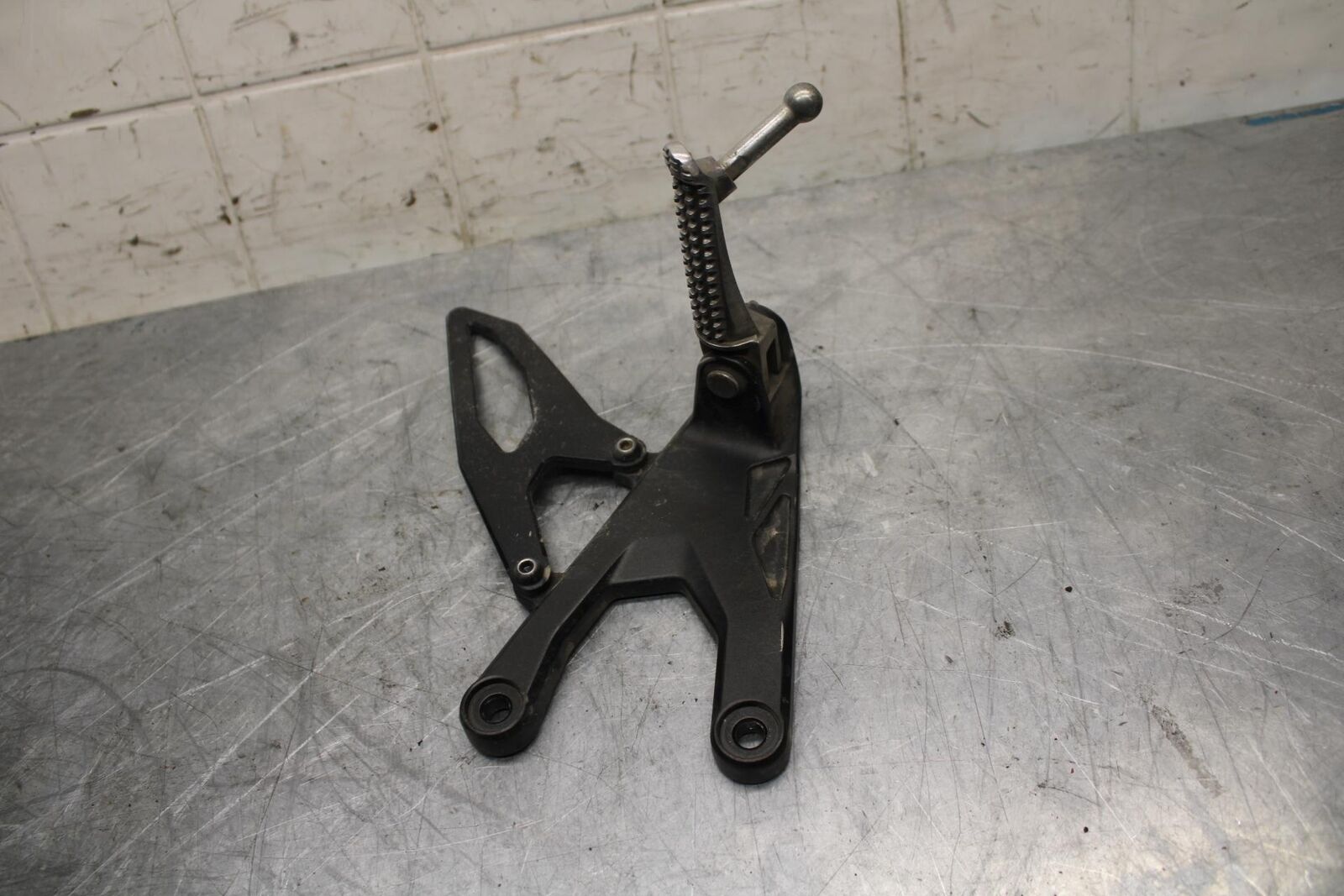 18 YAMAHA YZF R1  LEFT REARSET REAR SET DRIVER FOOT PEG REST STOP BB473