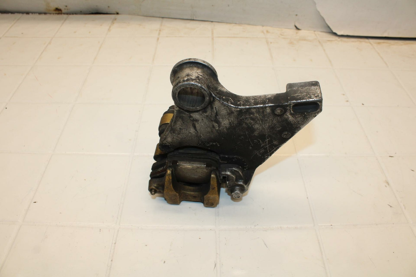00-01 HONDA RVT1000R RC51 REAR BACK BRAKE CALIPER W MOUNT BRACKET BB03b