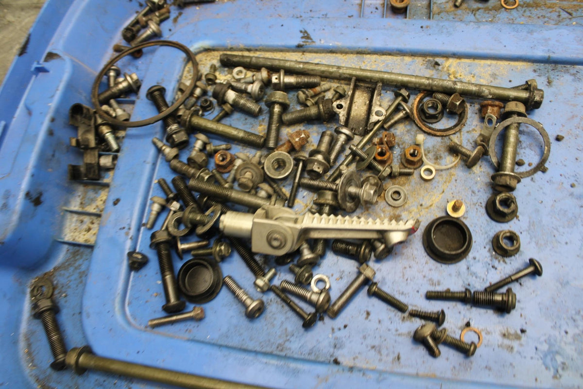 2003 Yamaha YZF R6 LEFTOVER MOUNTING BOLTS HARDWARE MOTOR SCREWS BB539