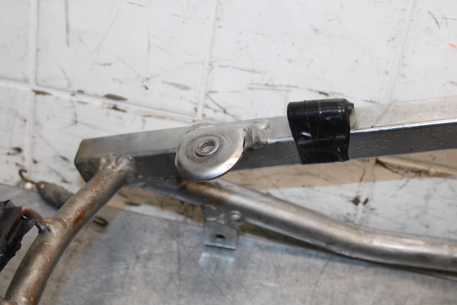 2001 Suzuki GSXR750 REAR SUBFRAME BACK SUB FRAME 41200-35F02 41200-35F24 BB553