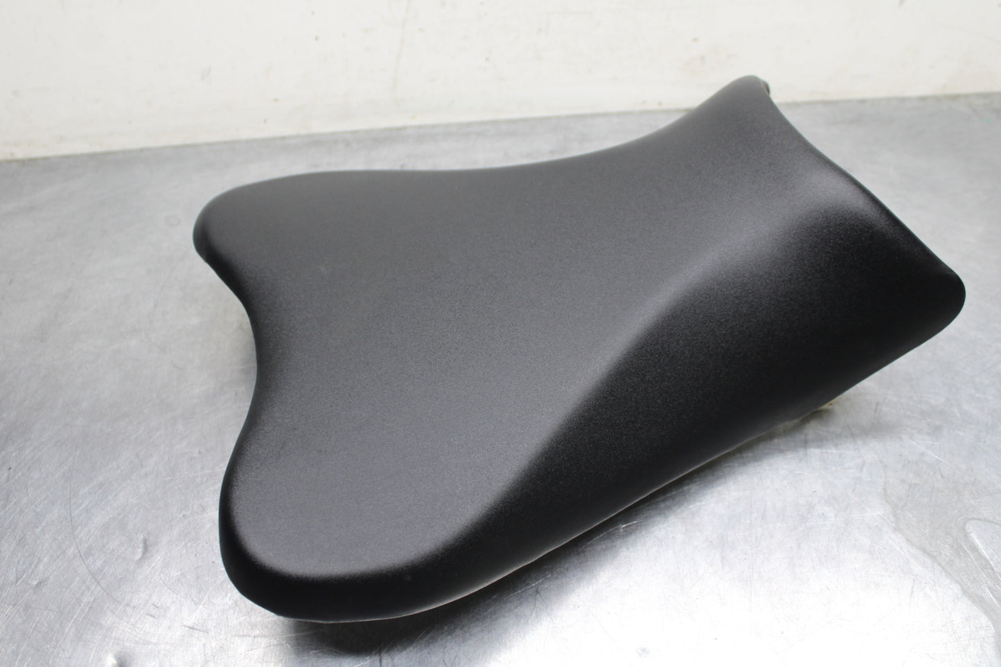 09 SUZUKI GSXR600 FRONT DRIVERS SEAT PAD SADDLE PILLION BB759