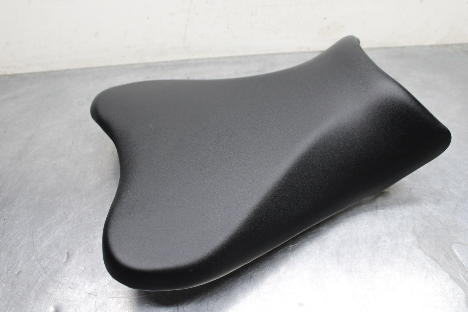 09 SUZUKI GSXR600 FRONT DRIVERS SEAT PAD SADDLE PILLION BB759