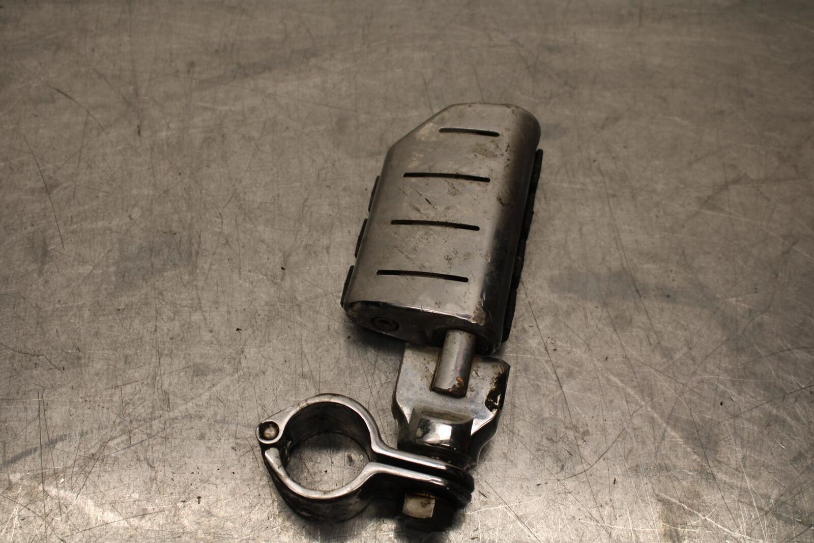 2005 Kawasaki Vulcan 1600 VN1600A Classic FRONT FOOT RESTS PEGS SET PAIR BB574