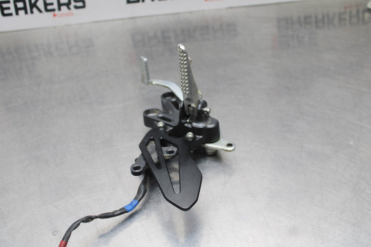 22-25 YAMAHA YZF R7 RIGHT REARSET REAR SET DRIVER FOOT PEG REST STOP BB769