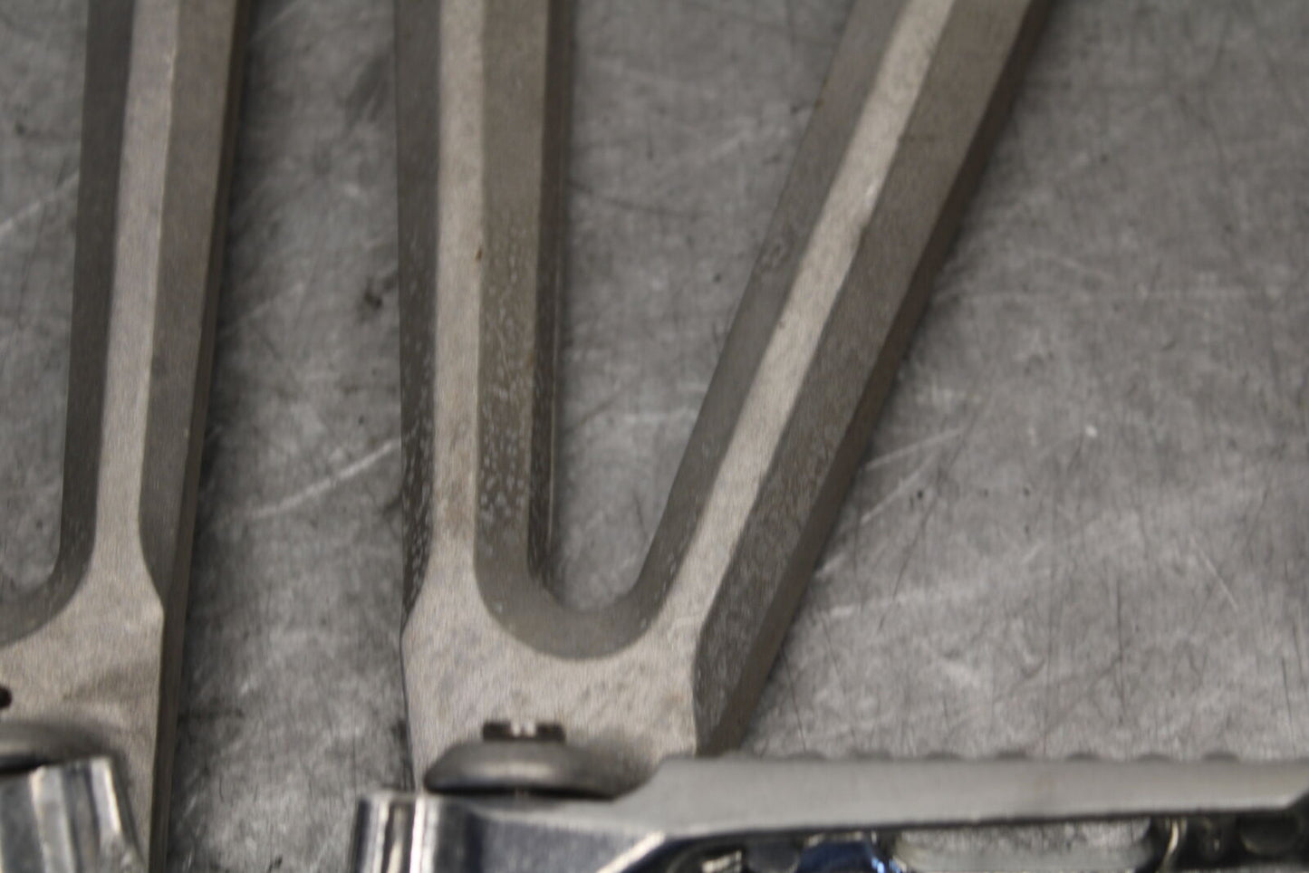05-06 HONDA CBR600RR REAR BACK PASSENGER PEG SET PAIR  BB689