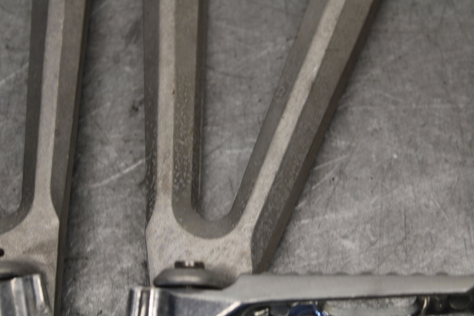 05-06 HONDA CBR600RR REAR BACK PASSENGER PEG SET PAIR  BB689
