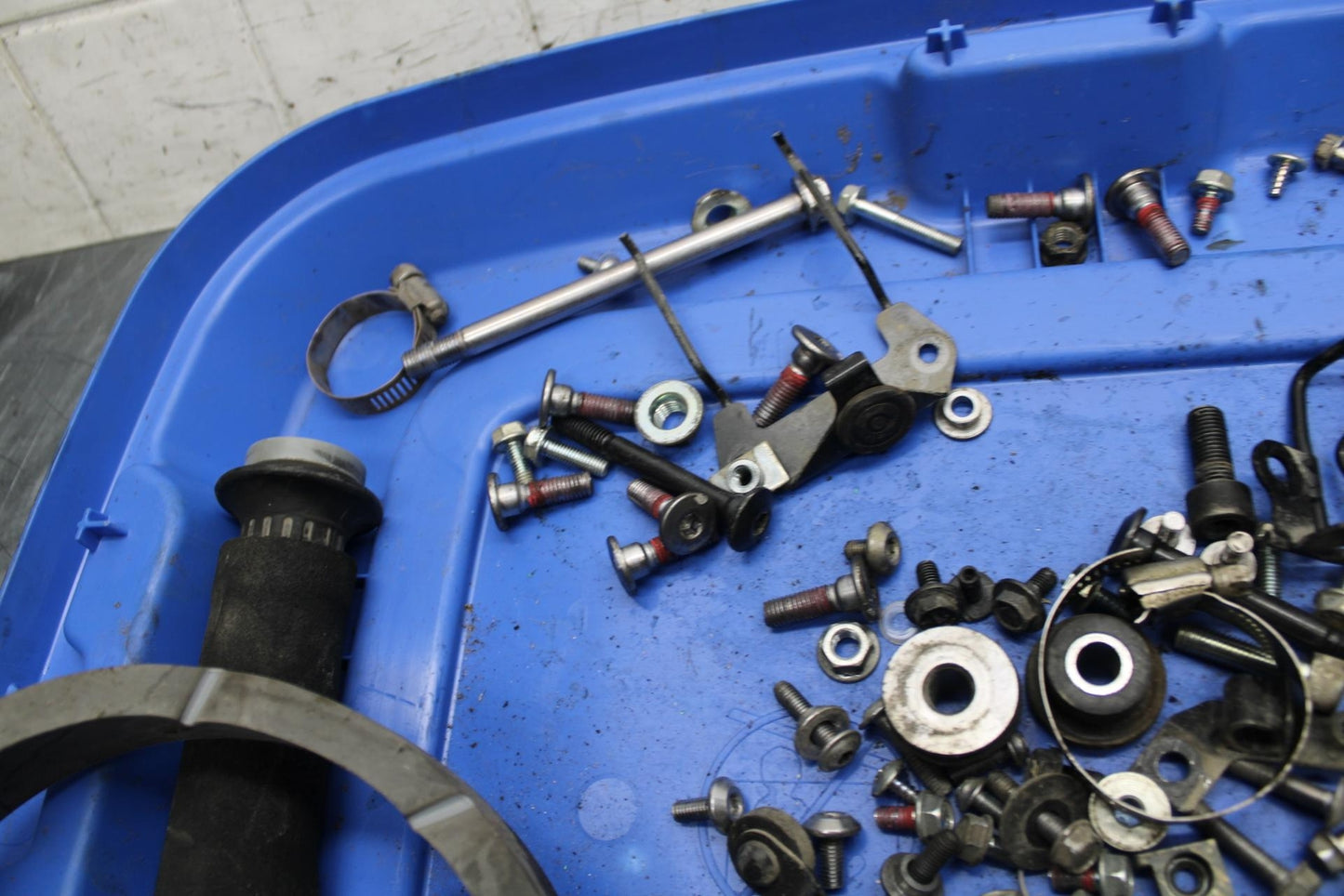 17 KAWASAKI VERSYS_X 300 LEFTOVER MOUNTING BOLTS HARDWARE MOTOR SCREWS BB504