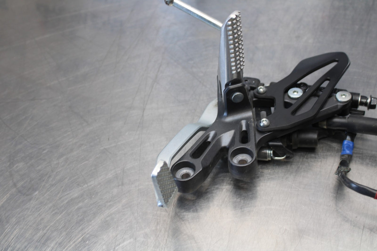 22-25 YAMAHA YZF R7 RIGHT REARSET REAR SET DRIVER FOOT PEG REST STOP BB176