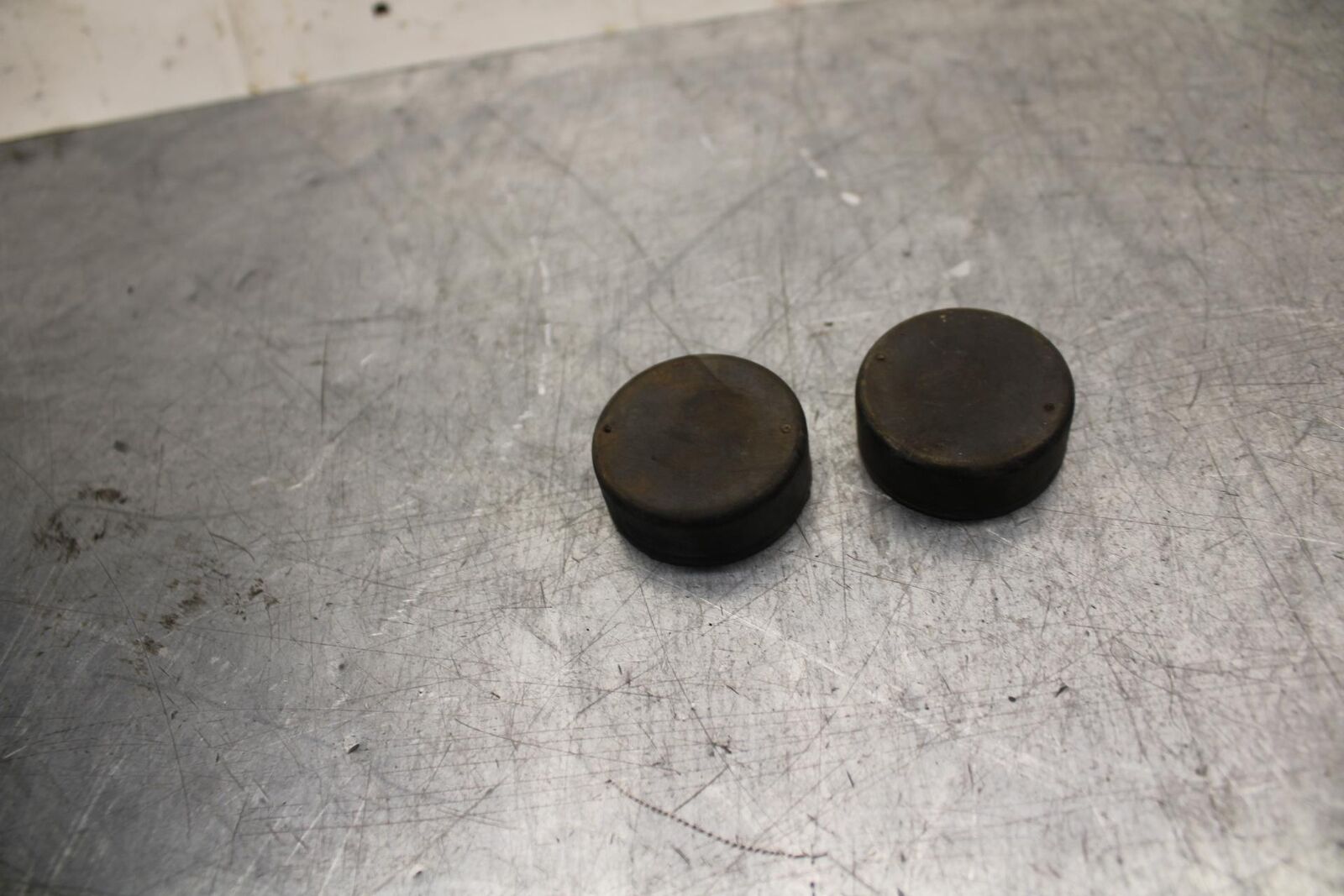 75 SUZUKI GT 550 GAS TANK FUEL MOUNTING RUBBER  BB72
