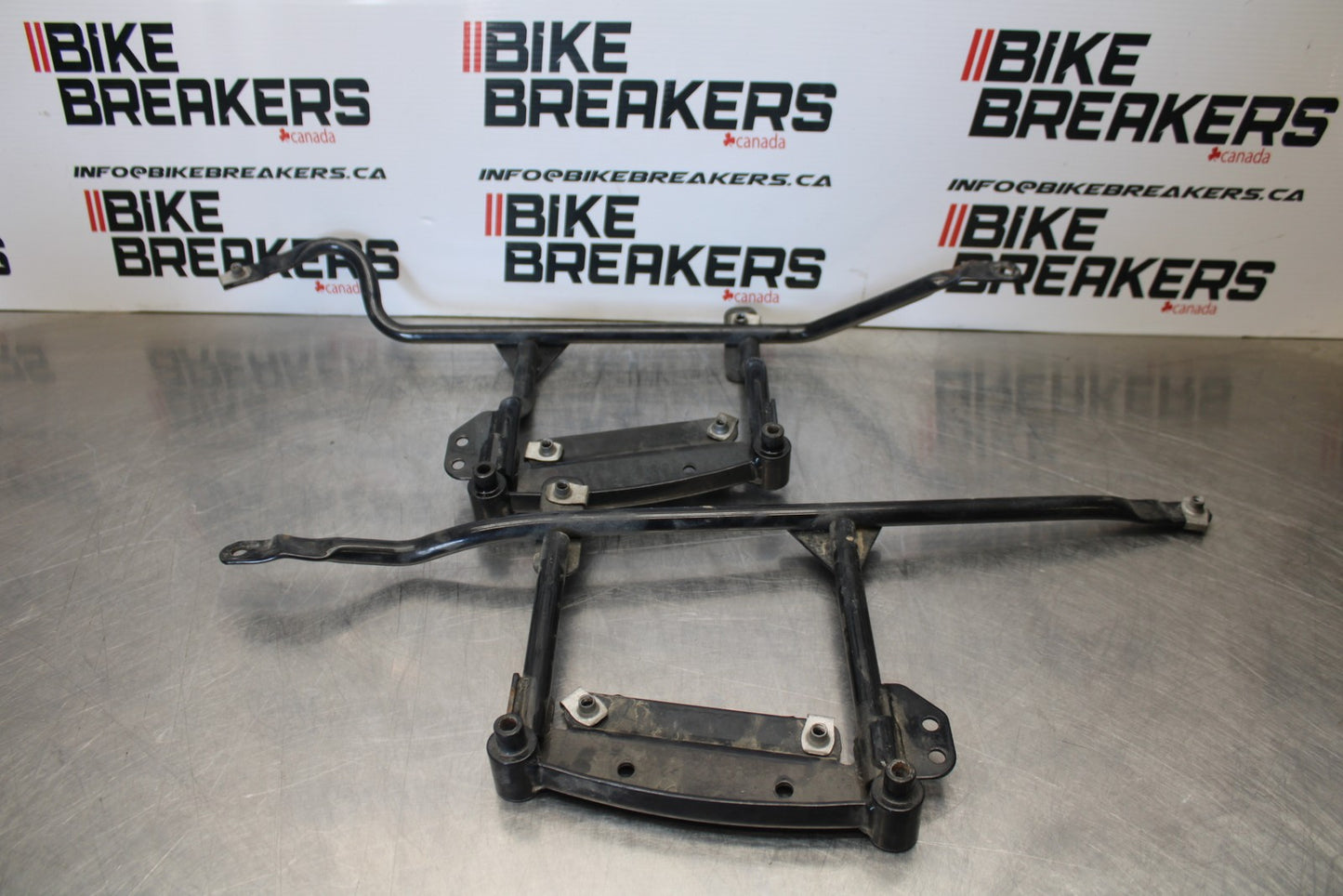 05-06 VICTORY KINGPIN DELUXE SADDLEBAG CASE MOUNTING BRACKET MOUNT BB195