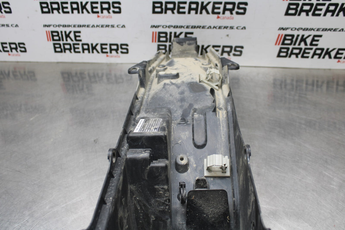 18 YAMAHA SUPER TENERE REAR BACK TAIL UNDERTAIL BATTERY TRAY PLASTIC BB832