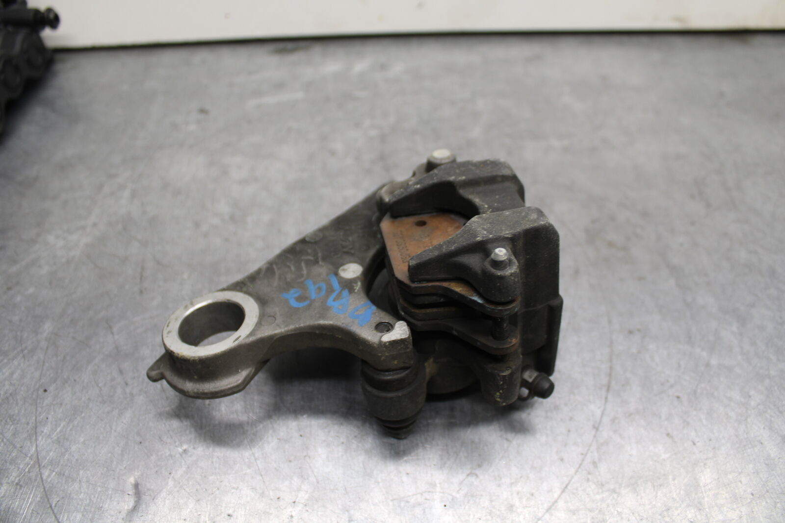 09-14 YAMAHA YZF R1 REAR BACK BRAKE CALIPER W MOUNT BRACKET BB118