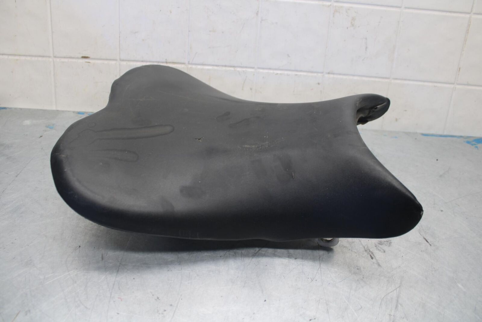 06-07 SUZUKI GSXR750 FRONT DRIVERS SEAT PAD SADDLE PILLION BB424
