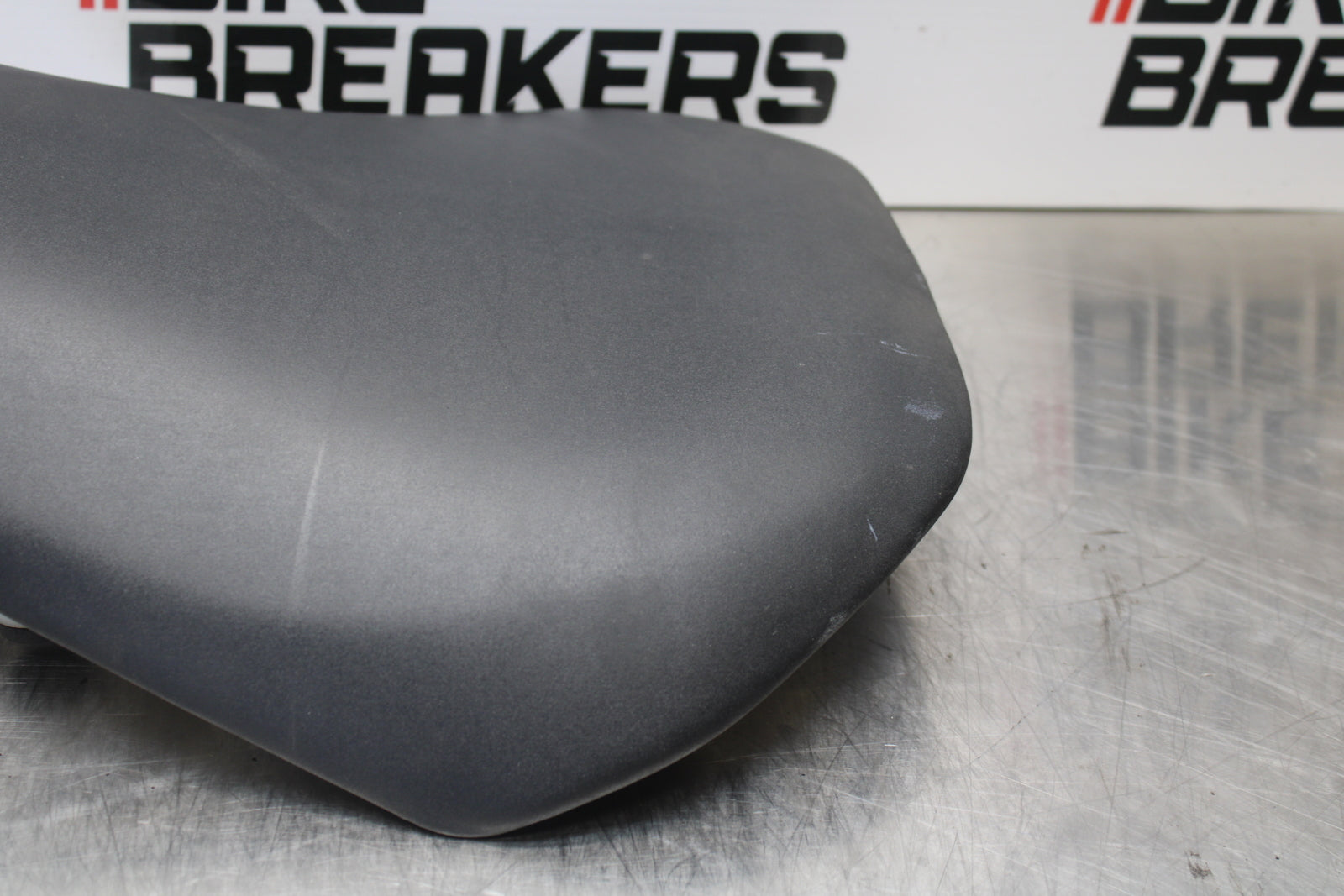 04-05 KAWASAKI NINJA ZX10R FRONT DRIVERS SEAT PAD SADDLE PILLION BB163