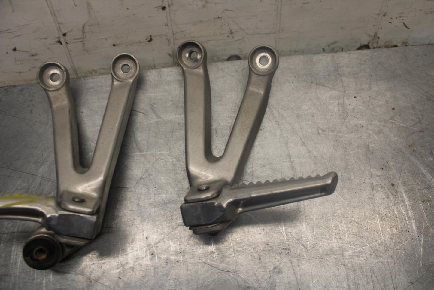 98-99 HONDA CBR900RR REAR BACK PASSENGER PEG SET PAIR BB458