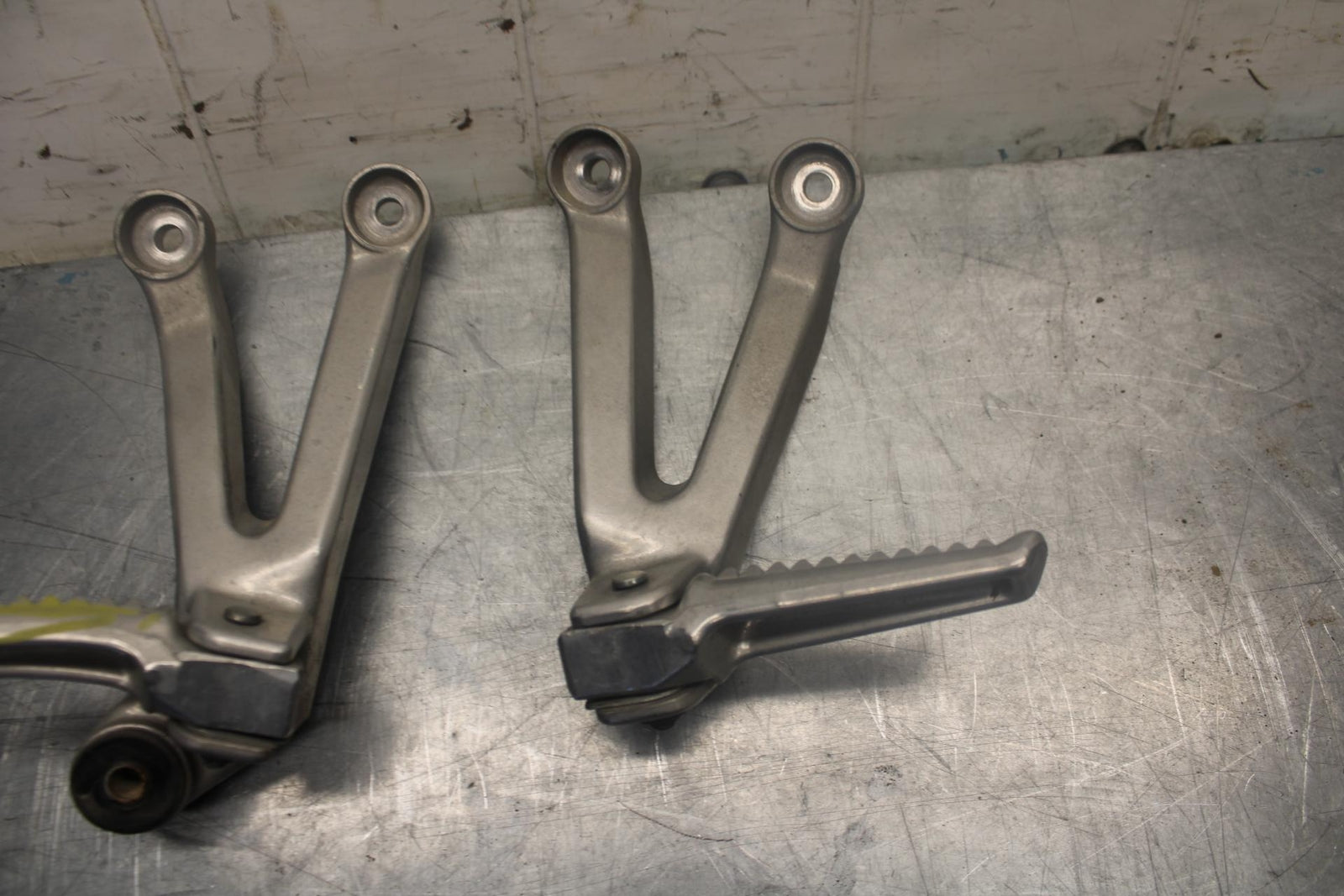 98-99 HONDA CBR900RR REAR BACK PASSENGER PEG SET PAIR BB458