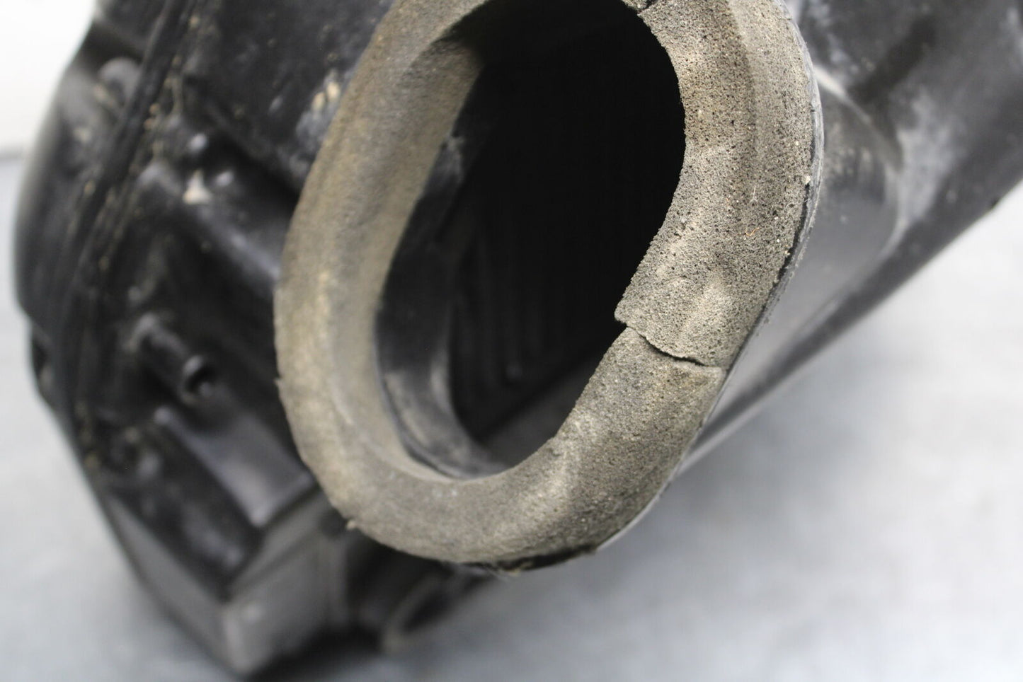 06-07 SUZUKI GSXR750 AIRBOX AIR INTAKE FILTER BOX 13700-02H03 BB670