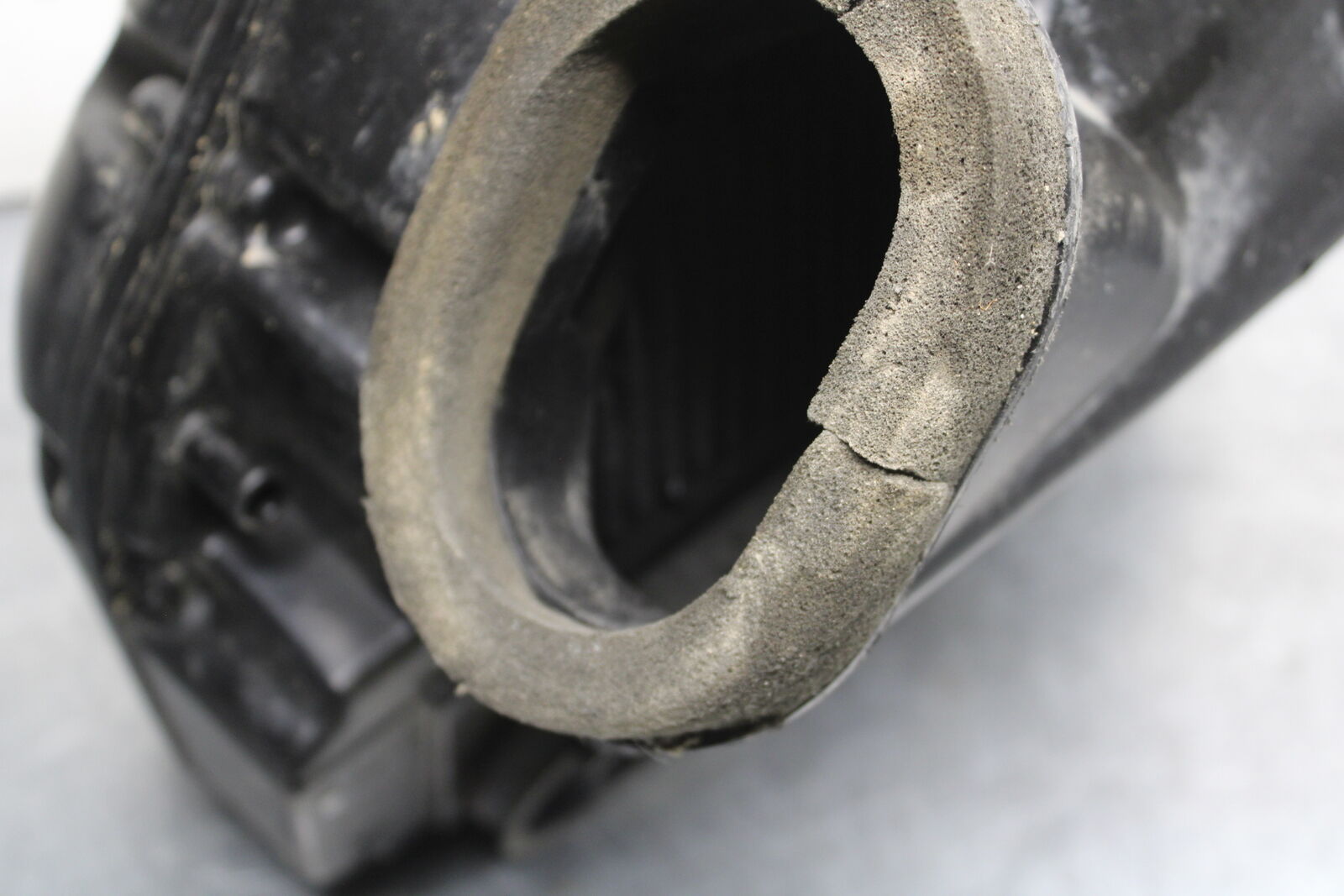 06-07 SUZUKI GSXR750 AIRBOX AIR INTAKE FILTER BOX 13700-02H03 BB670