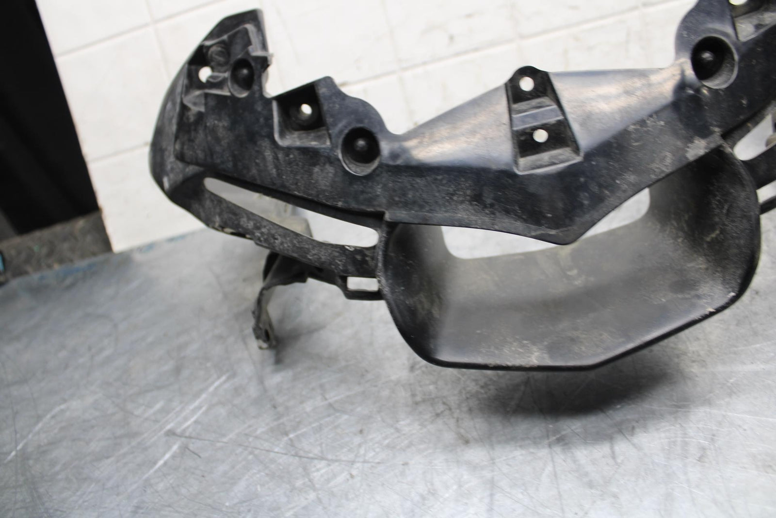 18 YAMAHA YZF R1  FRONT CENTER COWL FAIRING STAY BB473