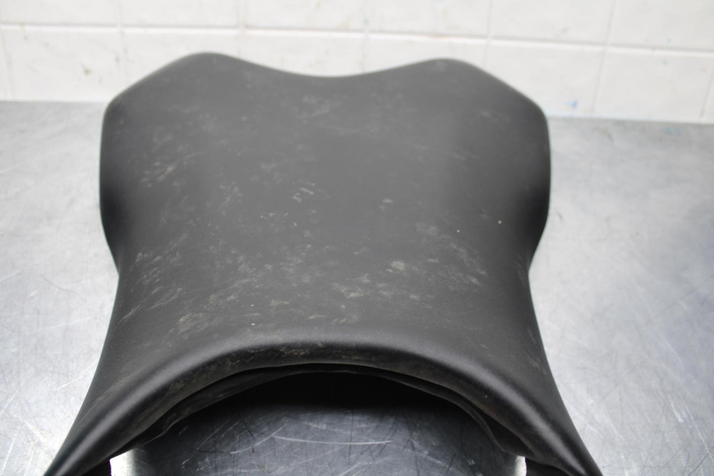 2007 Yamaha YZF R6 FRONT DRIVERS SEAT PAD SADDLE PILLION 2C0-24710-00-00 BB590