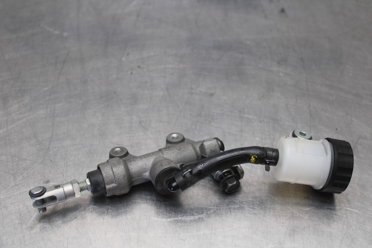 17 YAMAHA YZF R6 REAR BACK BRAKE MASTER CYLINDER W RESERVOIR BB922