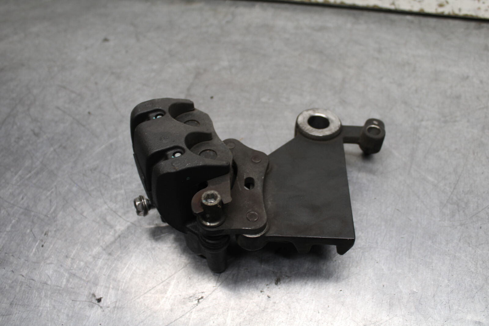 19-22 KAWASAKI Z400 REAR BACK BRAKE CALIPER W MOUNT BRACKET BB738