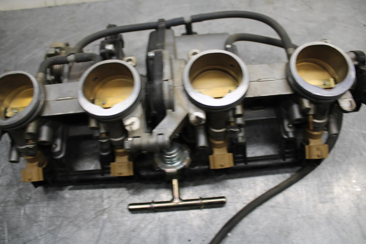 18 YAMAHA YZF R1  MAIN FUEL INJECTORS / THROTTLE BODIES BB473
