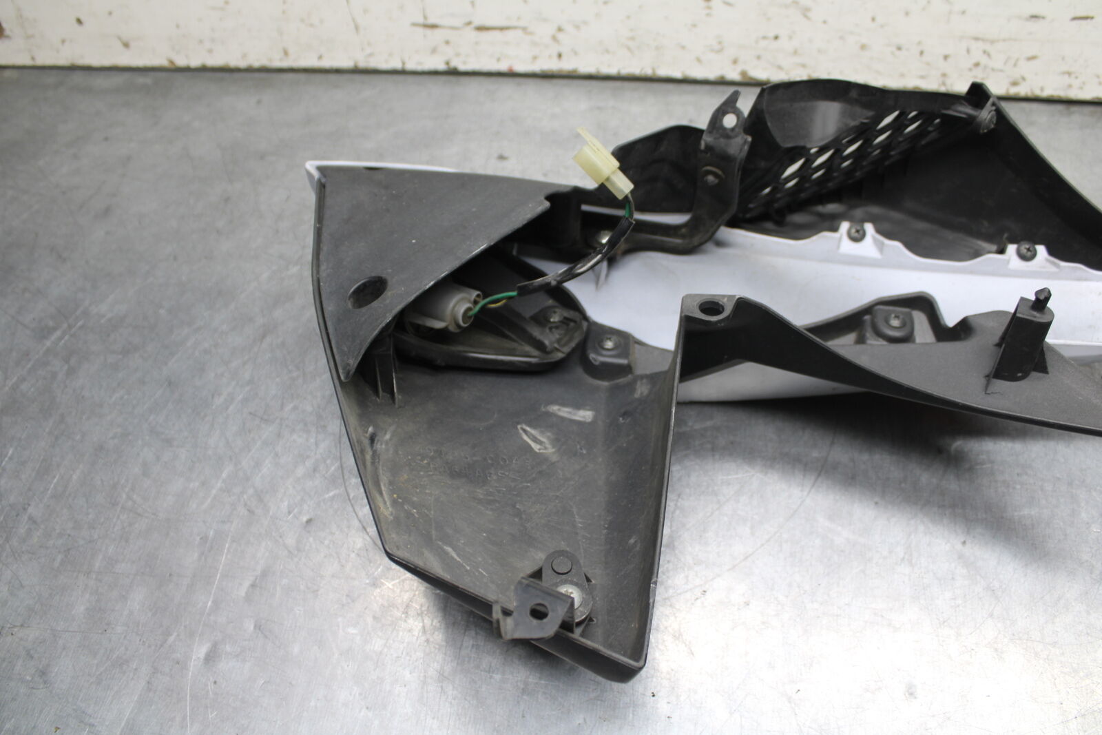 12-13 KAWASAKI Z1000 RIGHT FRONT UPPER MID SIDE FAIRING COWL PLASTIC BB743