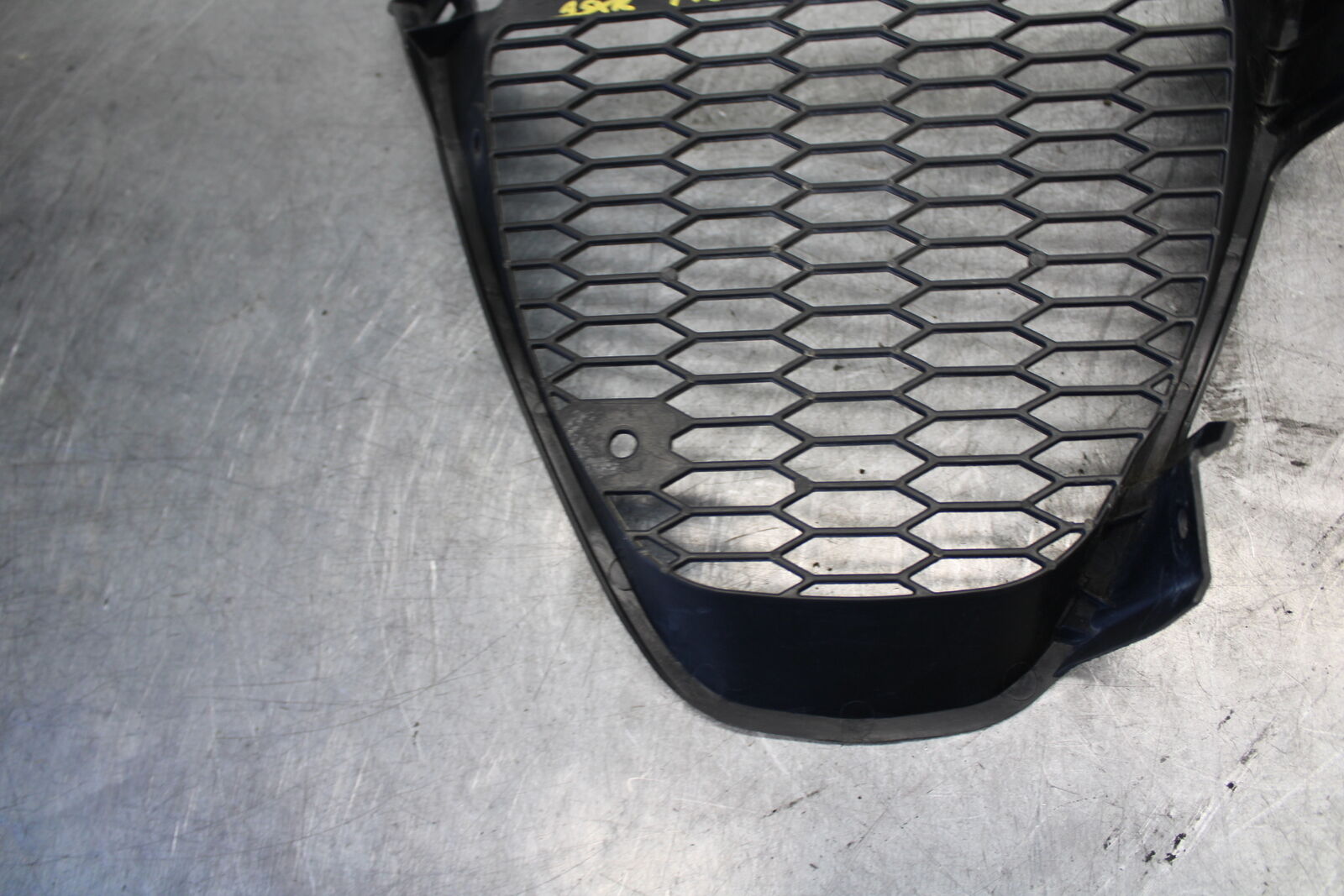 05-06 SUZUKI GSXR1000 FRONT LOWER INNER EXHAUST V FAIRING COWL GUARD  BB676