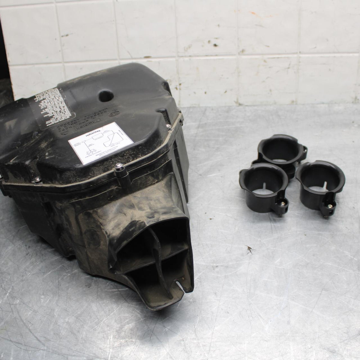 17-21 TRIUMPH STREET TRIPPLE R ABS AIRBOX AIR INTAKE FILTER BOX bb452