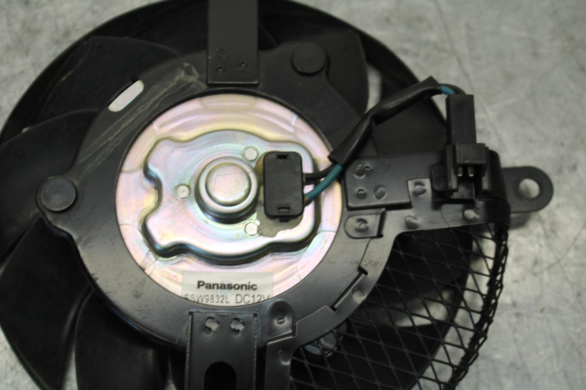11-23 SUZUKI GSXR 750 ENGINE RADIATOR COOLING FAN BB54