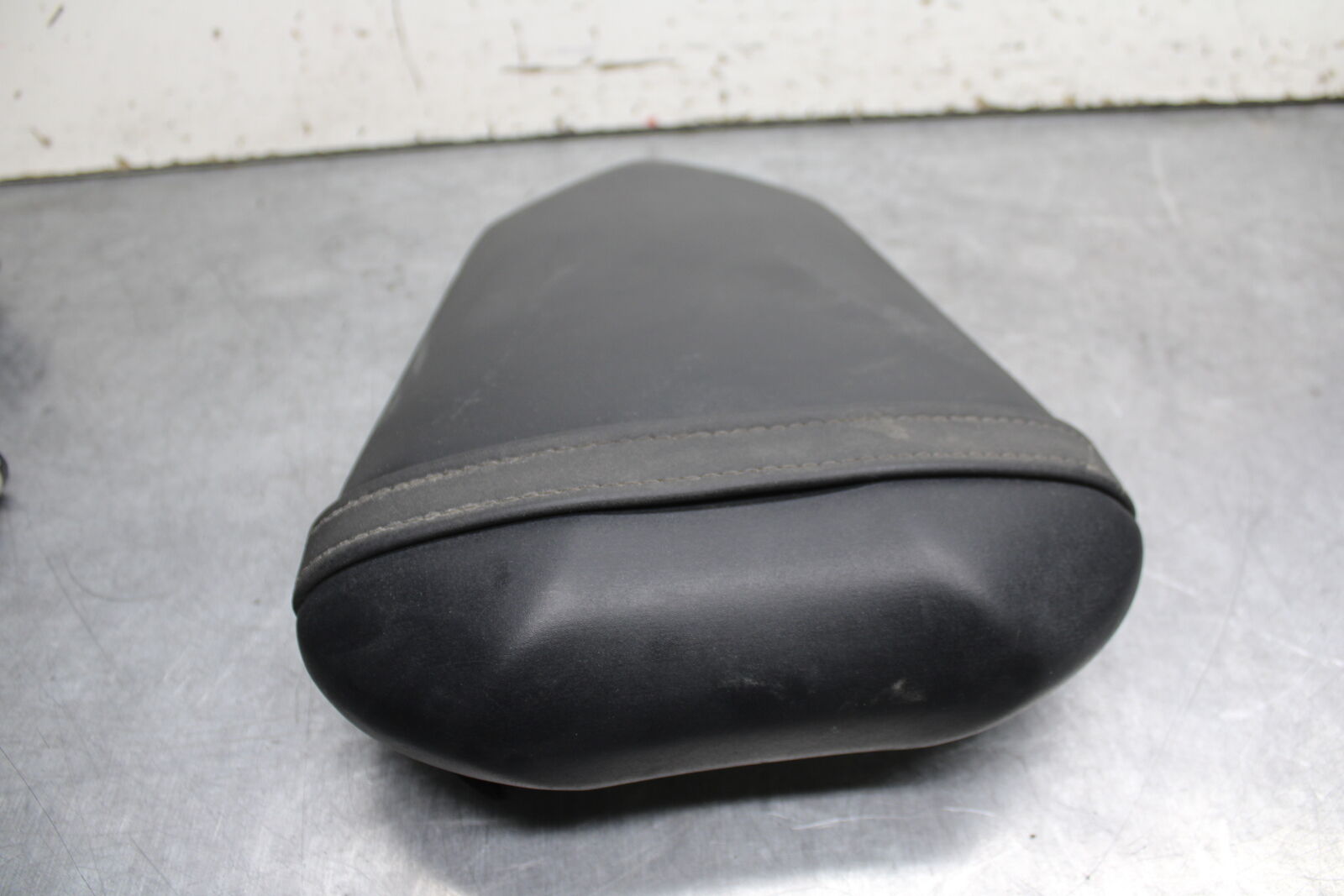 07-08 YAMAHA YZF R1 REAR BACK PASSENGER TANDEM SEAT PAD SADDLE PILLION BB724