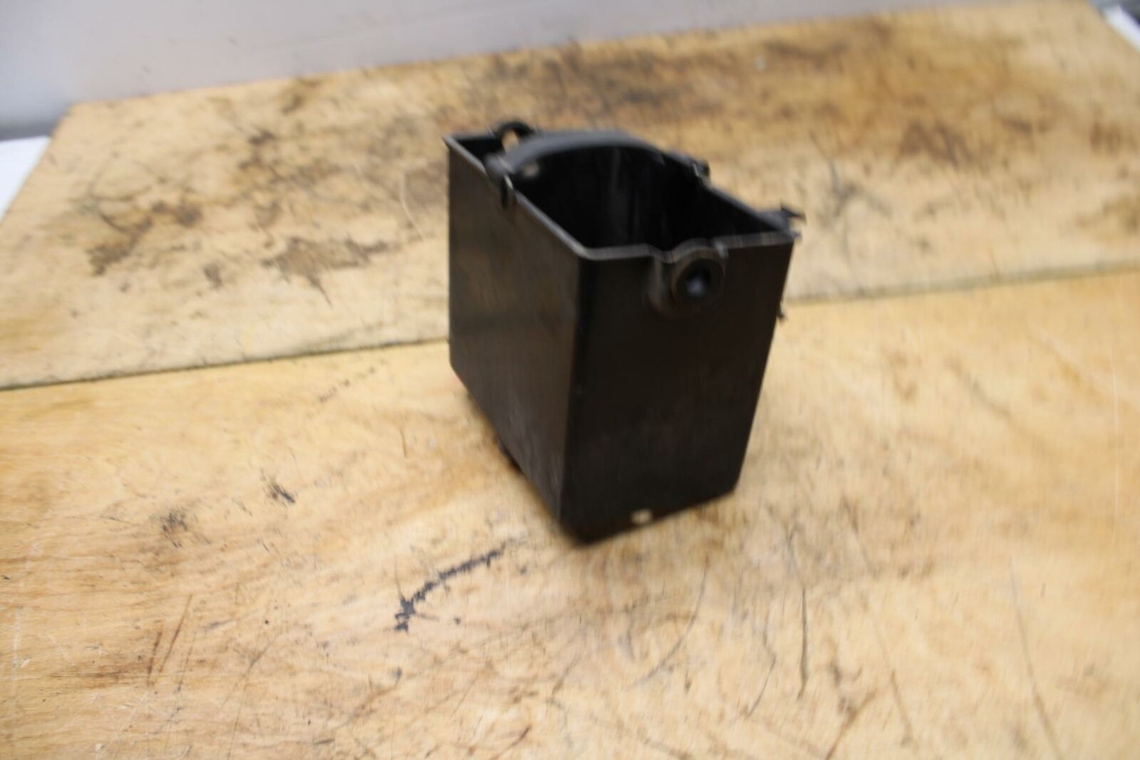 91-93 YAMAHA FZR1000 BATTERY TRAY PLASTIC BB339