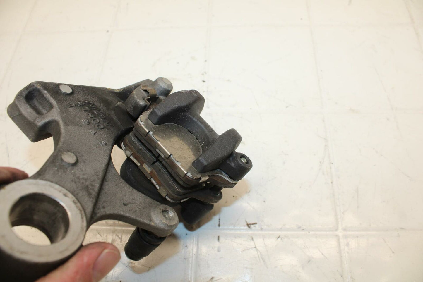13 SUZUKI GSXR750 REAR BACK BRAKE CALIPER W MOUNT BRACKET 69100-47H10-999 BB17