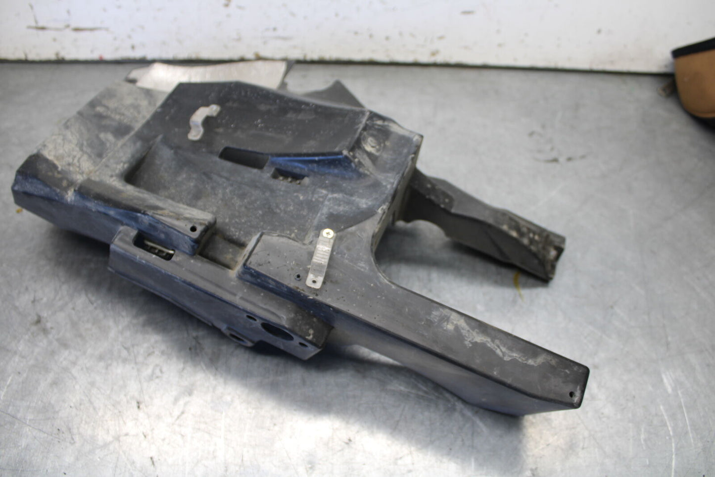 07-09 YAMAHA FZ6 REAR BACK TAIL UNDERTAIL BATTERY TRAY PLASTIC BB713