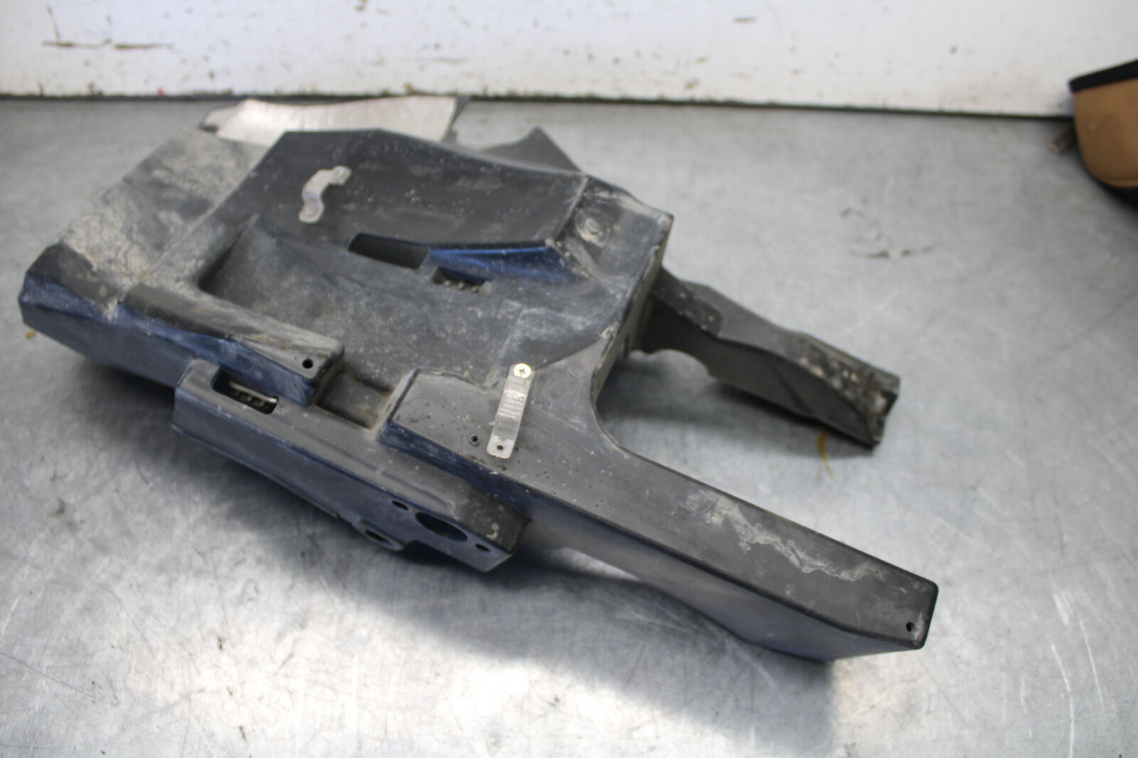 07-09 YAMAHA FZ6 REAR BACK TAIL UNDERTAIL BATTERY TRAY PLASTIC BB713