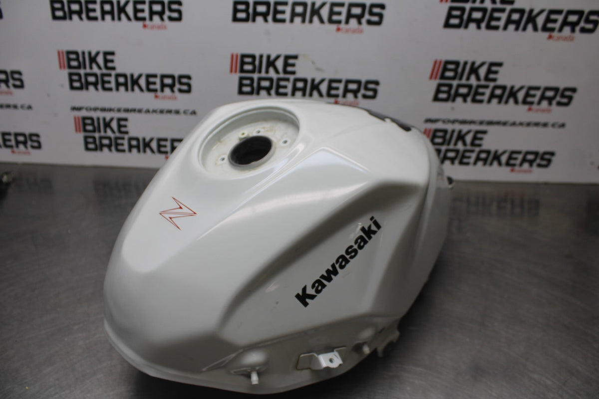 18-26 KAWASAKI Z400 GAS TANK FUEL CELL PETROL RESERVOIR BB852
