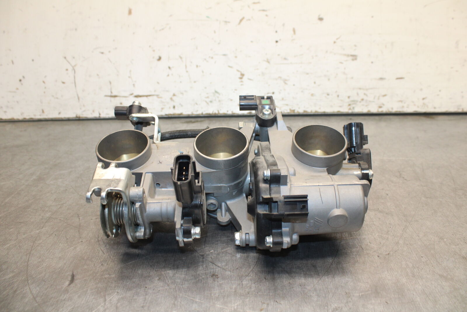 14-17 YAMAHA FZ09 MAIN FUEL INJECTORS / THROTTLE BODIES BB111