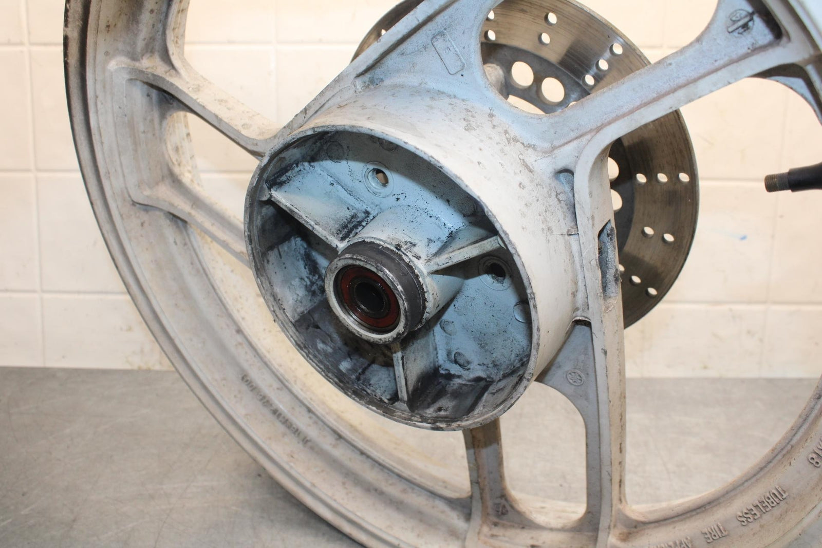 1988 Yamaha FZ600 REAR WHEEL AND ROTOR BACK BRAKE DISC BB601