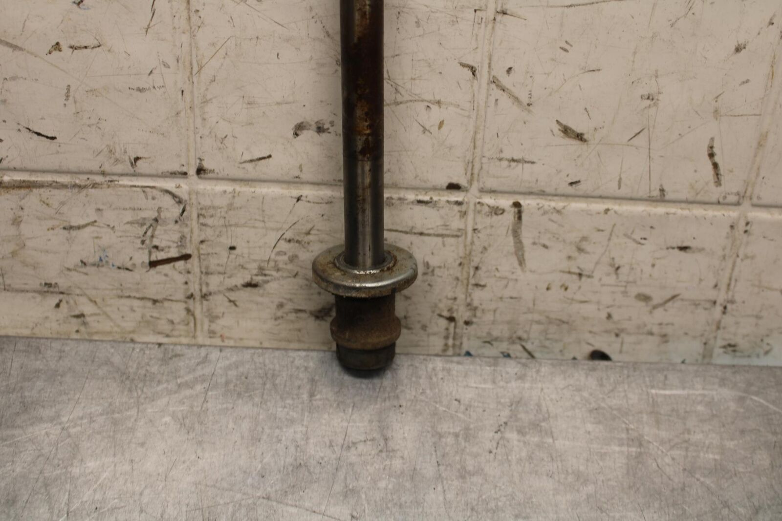75 SUZUKI GT 550 FRONT WHEEL RIM AXLE PIVOT BOLT BB67