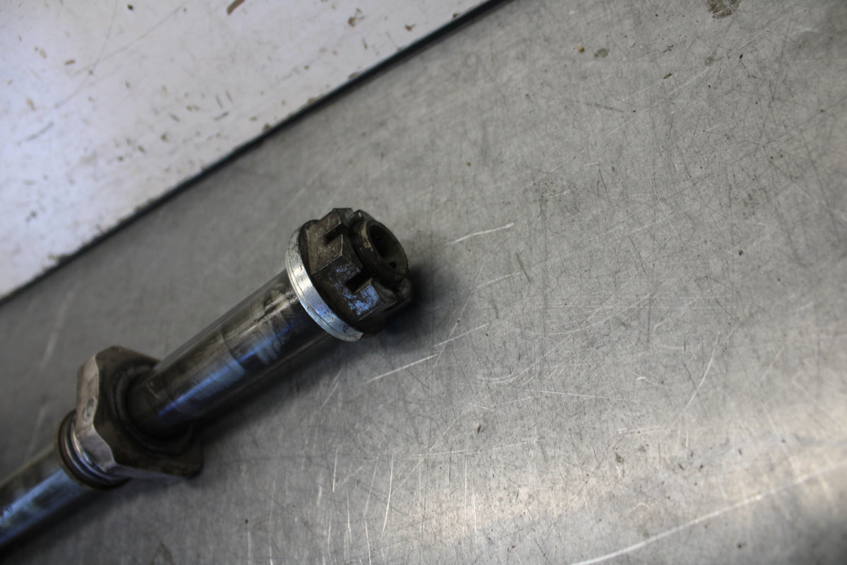 04 SUZUKI GSXR600 REAR AXLE BACK WHEEL RIM PIVOT BOLT AXEL 64711-33E10  BB676