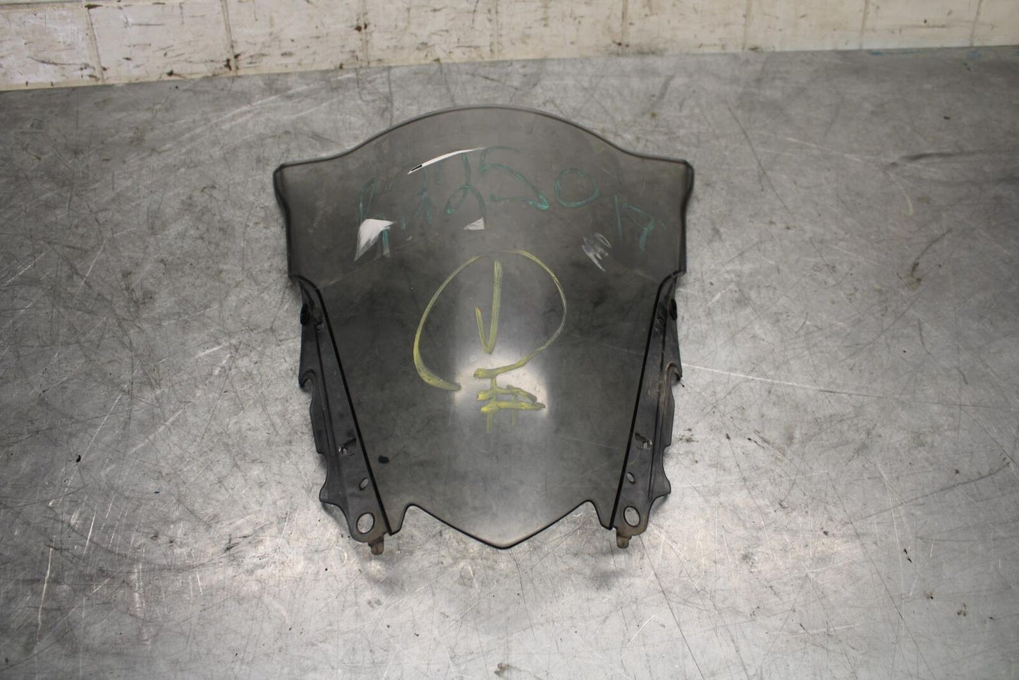 2015 Yamaha YZF R3 FRONT WINDSHIELD WINDSCREEN  1WD-F8381-00-00 BB526
