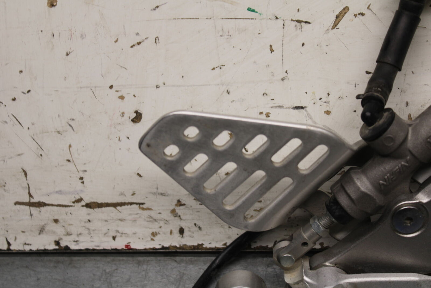 06-07 YAMAHA YZF R6 RIGHT REARSET REAR SET DRIVER FOOT PEG REST STOP BB742